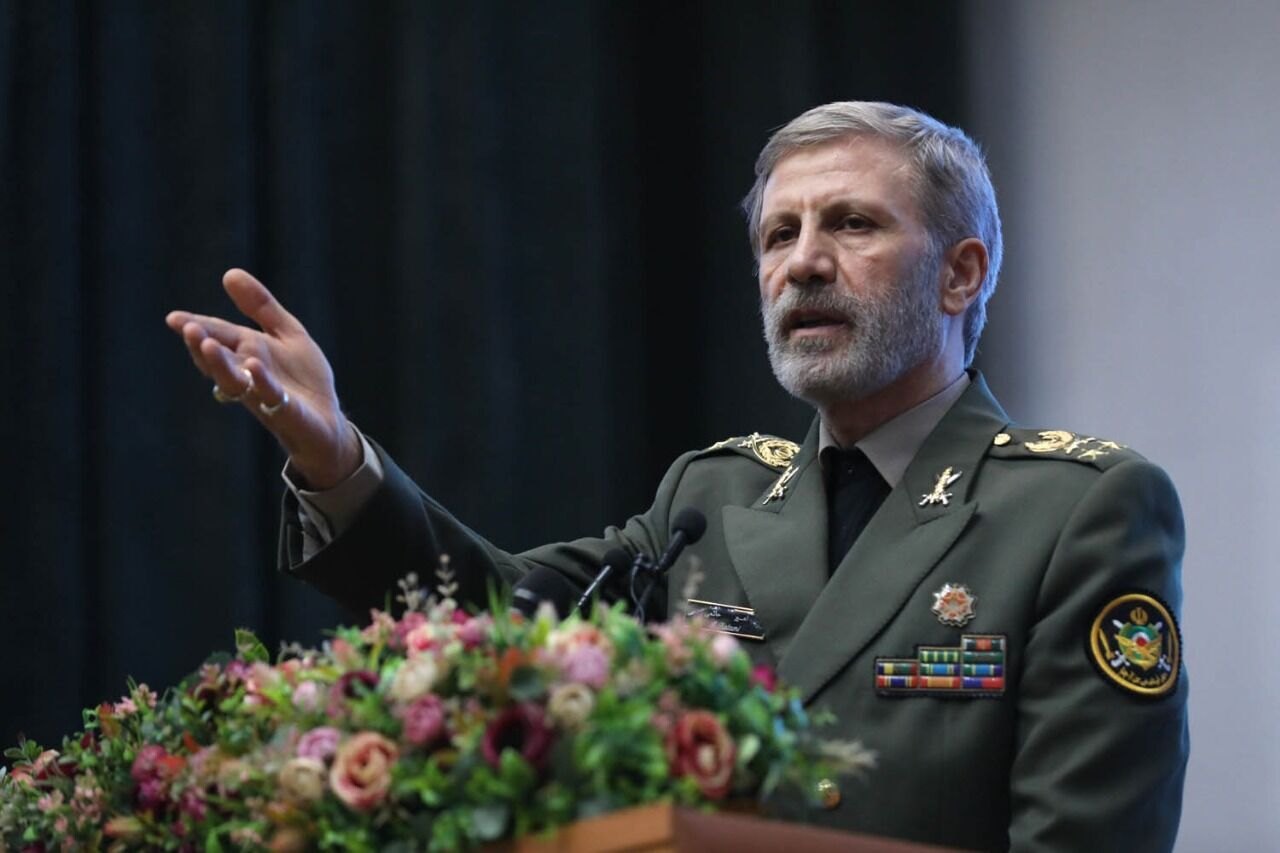 El comandante en jefe del Ejército de Irán, general Amir Hatami, afirmó que la guerra no ha terminado, que el enemigo invasor ha sufrido fuertes golpes, pero debe seguir preparado para recibir ataques contundentes, y advirtió que la única forma de lograr seguridad es expulsar a Estados Unidos.