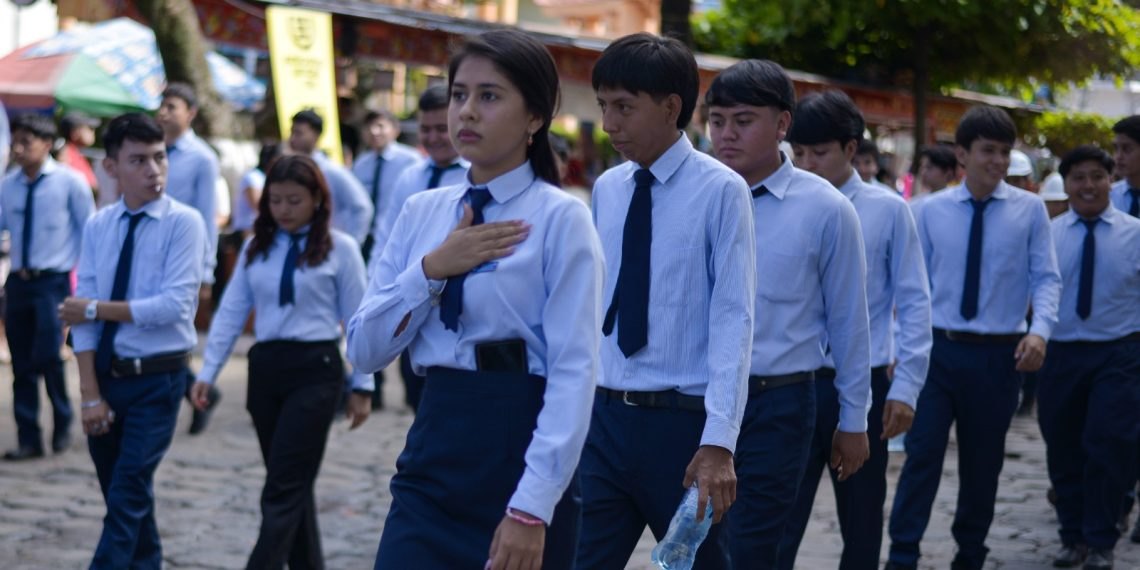 Estudiantes guatemaltecos de secundaria en caminata cívica 15/09/2026