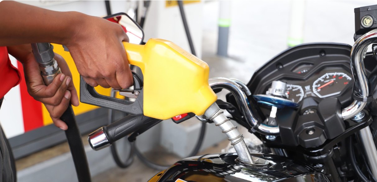 Sirviendo combustible en una gasolinera del país.